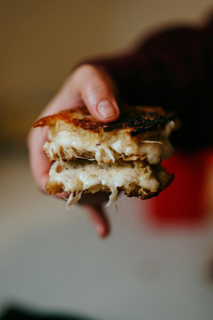 sirop d'érable Photo d'une main qui tient un grilled cheese