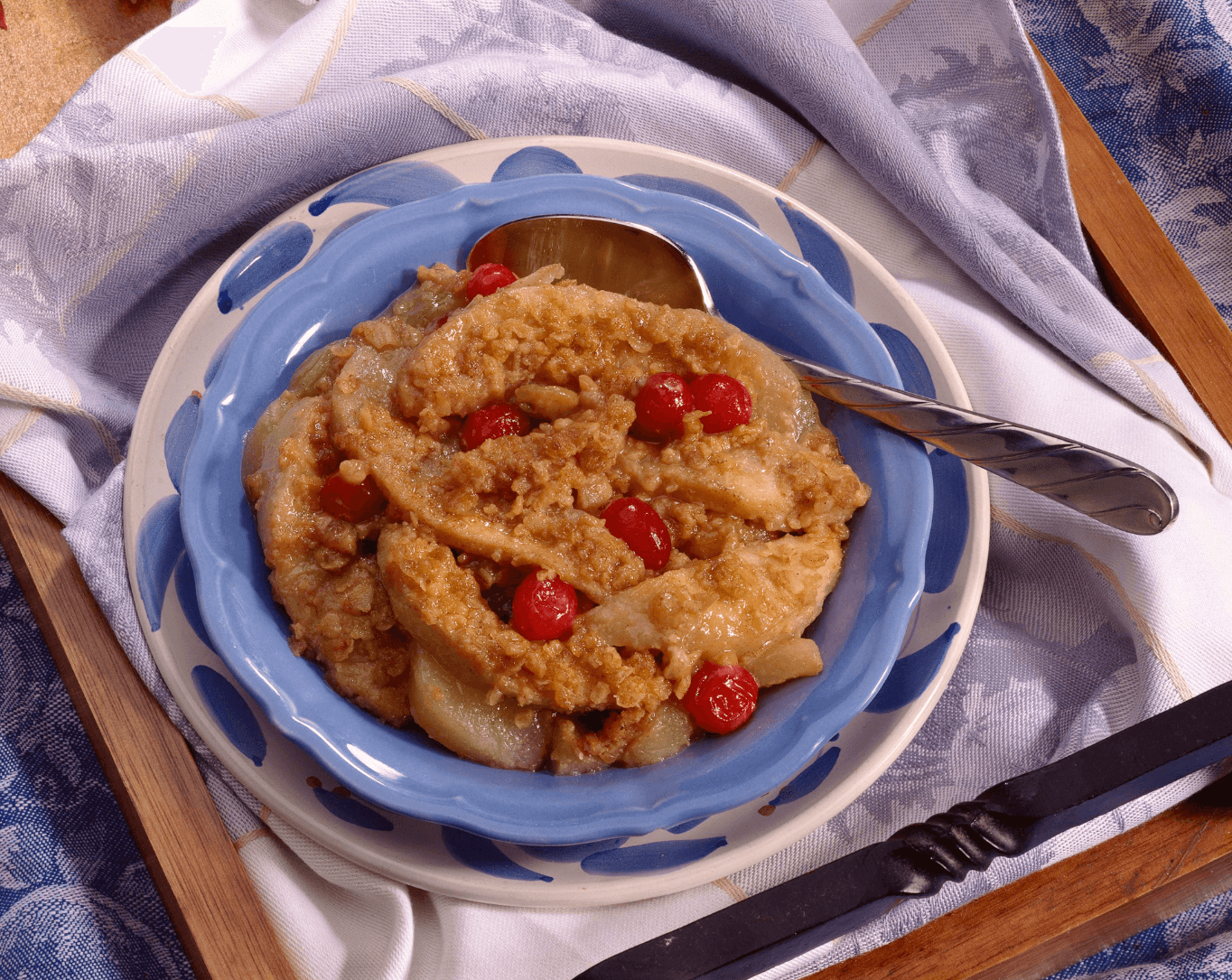 Brown betty dans un bol servi avec cerises sur le dessus