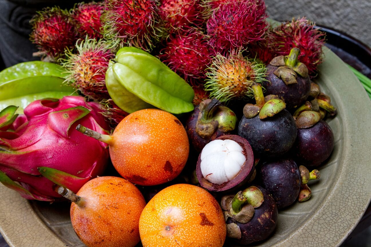 Photo d'un plat rempli de différents fruits exotiques